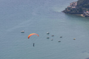 saltar de parapente num e-bike