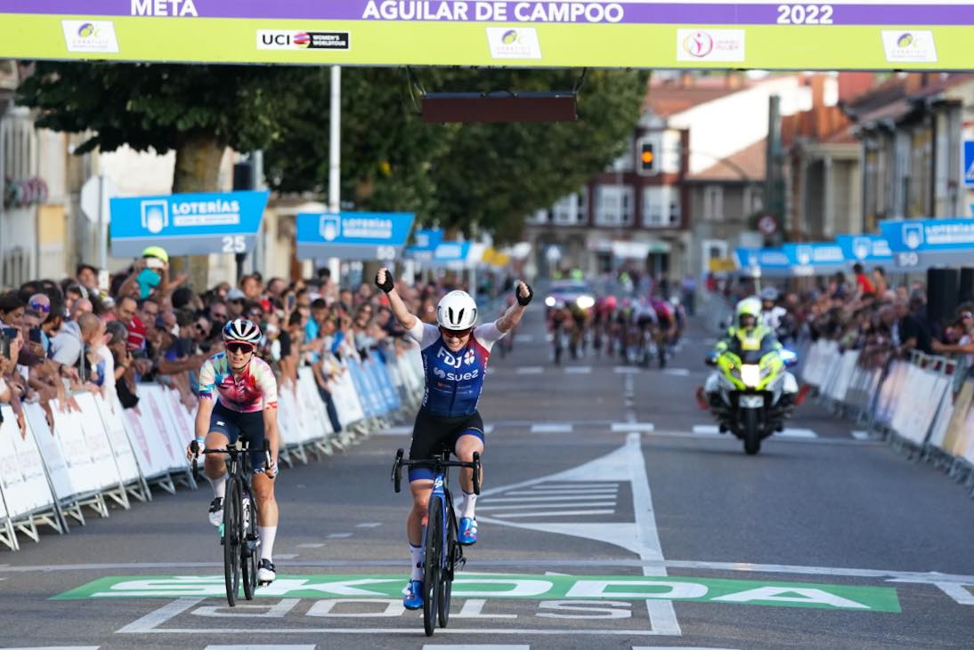 Grace Brown vence etapa e Van Vleuten controla rivais