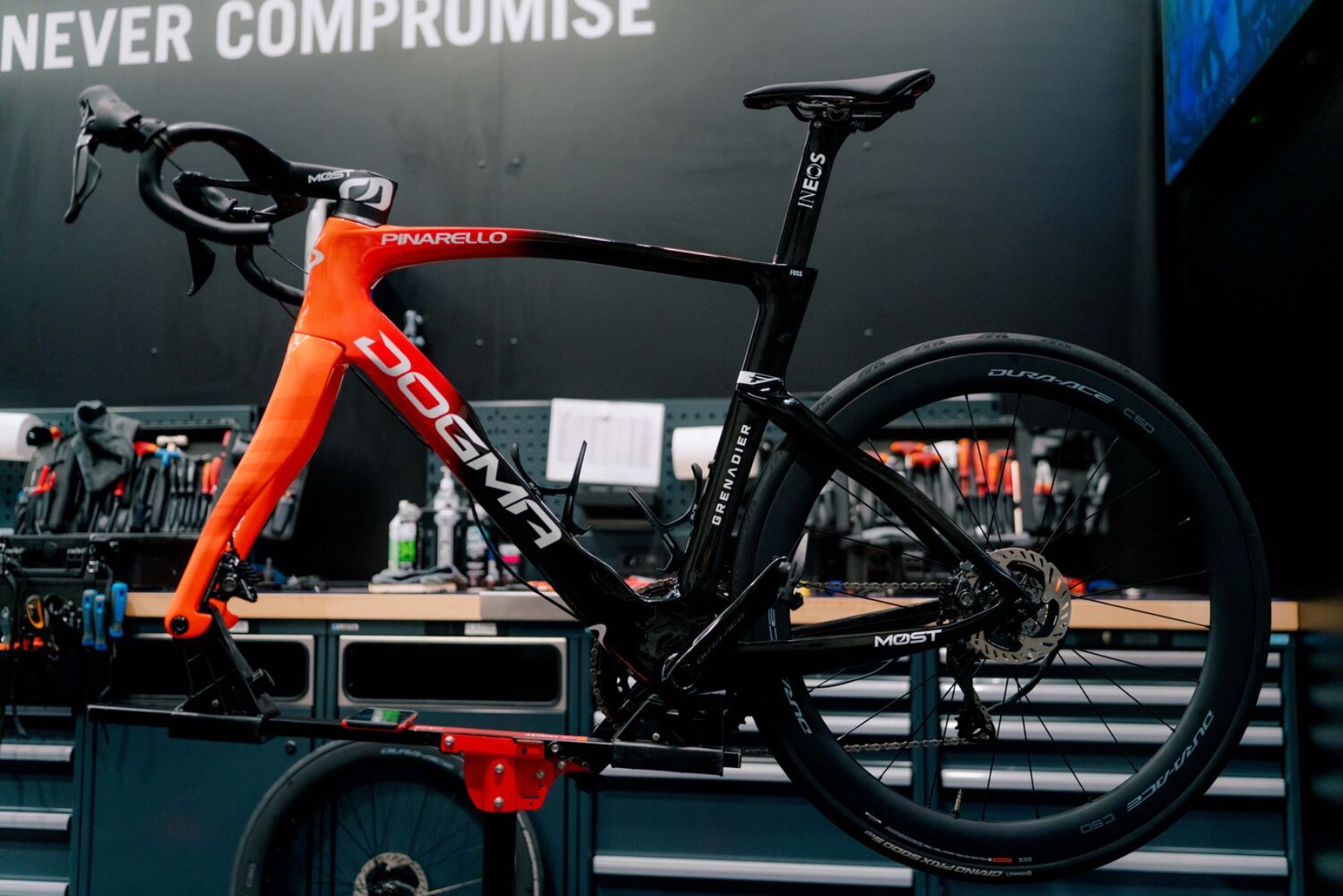 Pinarello apresenta as novas Dogma F da INEOS Grenadiers